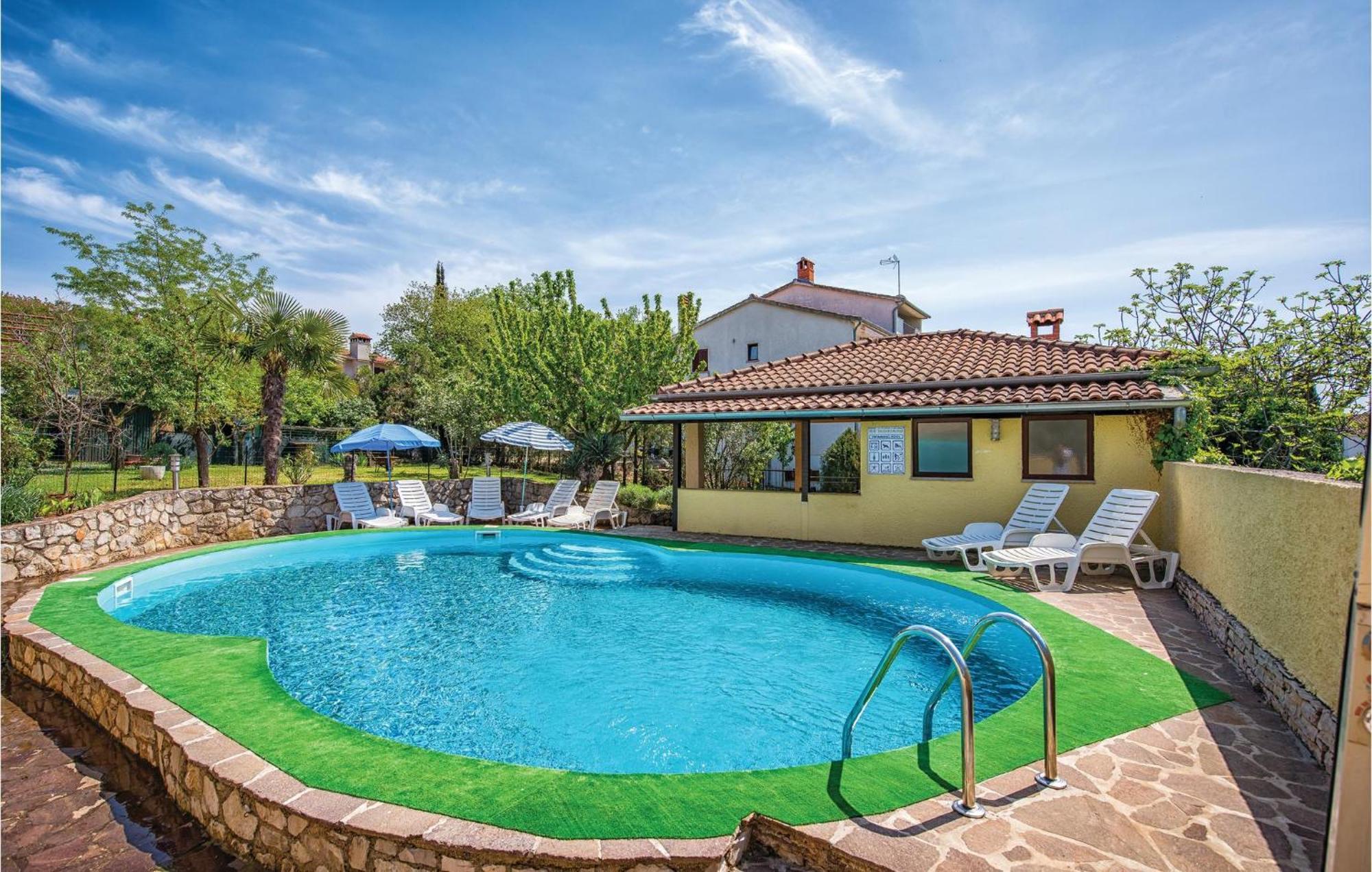 1 Bedroom Beautiful In Apartamento Poreč